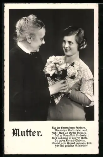AK Mutter bekommt Blumen von ihrer erwachsenen Tochter zum Muttertag