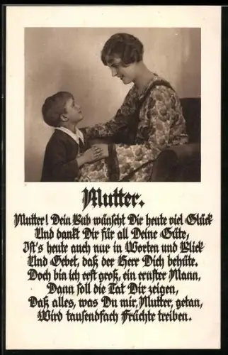 AK Sohn bringt der Mutter Muttertagsglückwünsche