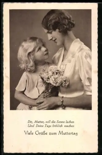 AK Kind überreicht seiner Mutter Blumen zum Muttertag
