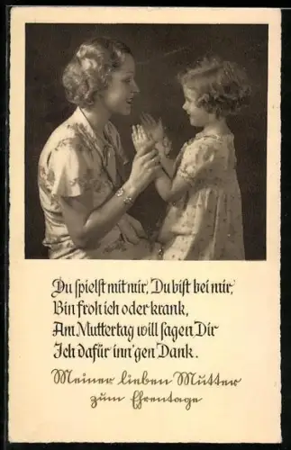 AK Hübsche Mutter hält ihre Tochter sanft an den Handgelenken