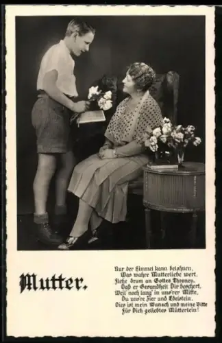 AK Sohn überreicht seiner sitzenden Mutter Blumen zum Muttertag