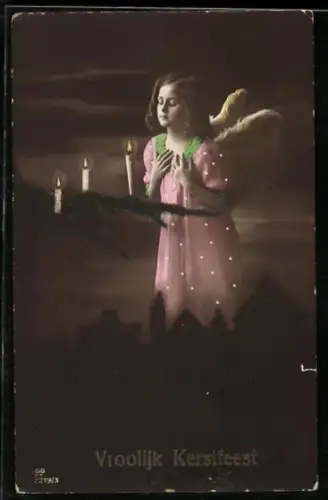 AK Weihnachtsengel vor einem Zweig mit Kerzen