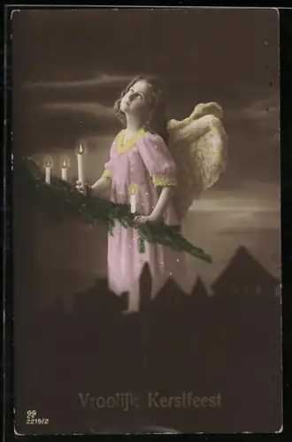AK Weihnachtsengel vor einem Zweig mit Kerzen
