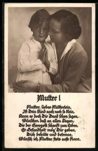 AK Mutter umarmt ihren betenden Sohn, Muttertagsgruss