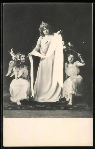AK Engel mit Tiara und langer Schärpe, flankiert von zwei kleineren Engeln mit Blumenzweigen