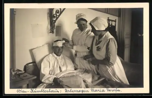 Foto-AK Rotes Kreuz, Zwei Krankenschwestern versorgen verwundeten Soldaten