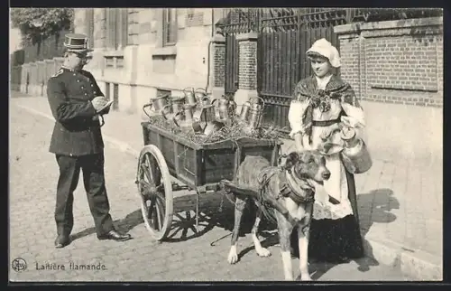 AK Flämische Milchverkäuferin mit Hundegespann, Polizist
