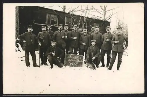 Foto-AK Waldlager Baden, Soldaten mit Diensthund im Winter 1917