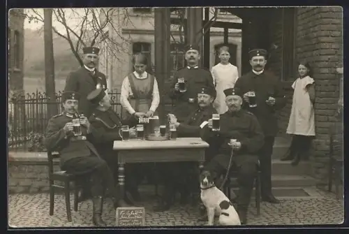 Foto-AK Uniformierte Soldaten mit Hund und Bier