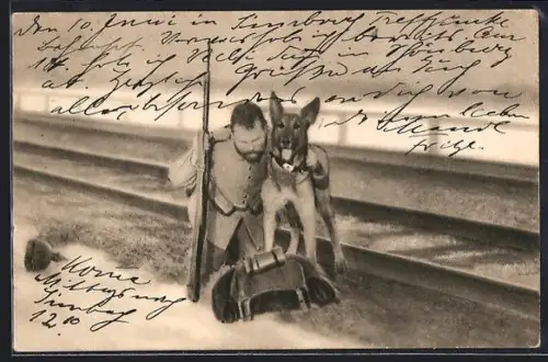 AK Sanitätshund stützt verwundeten Soldaten mit Gewehr in der Hand