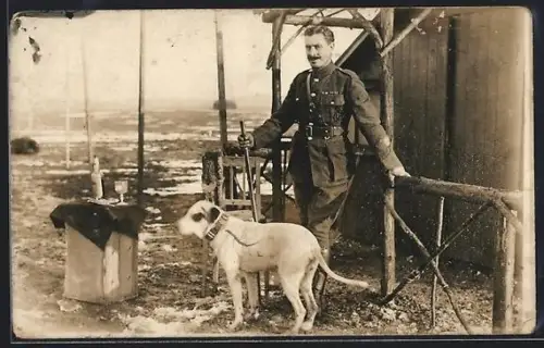 Foto-AK Hund neben einem uniformierten Soldaten