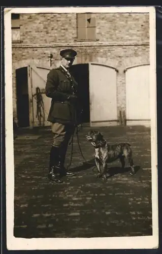 AK Soldat in Uniform mit Pit bull Terrier