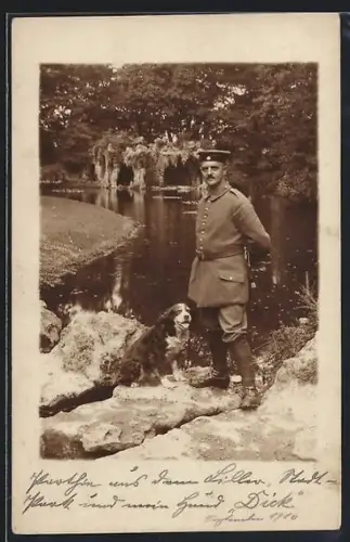 Foto-AK Hund neben einem Soldaten am Wasser