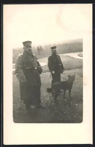 Foto-AK Hund mit zwei Soldaten im Felde