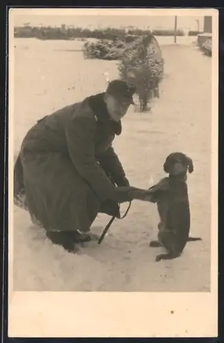Foto-AK Hund gibt einem Soldaten Pfötchen