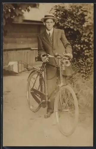 Foto-AK Junger Mann mit seinem Fahrrad im Garten