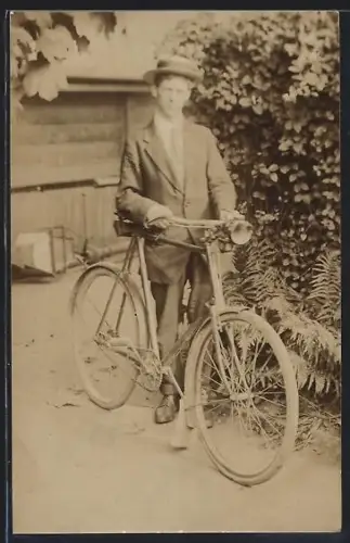 Foto-AK Junger Mann mit seinem Fahrrad im Garten
