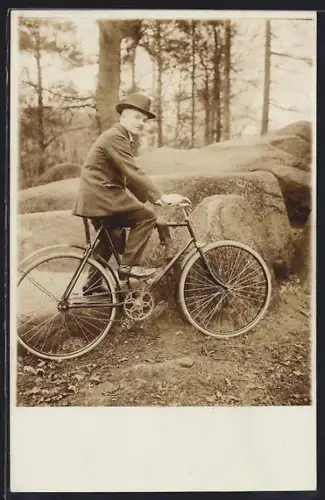 AK Herr im Anzug mit Fahrrad bei einer Felsformation