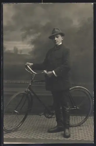 AK Herr im Anzug mit Fahrrad in einem Fotoatelier