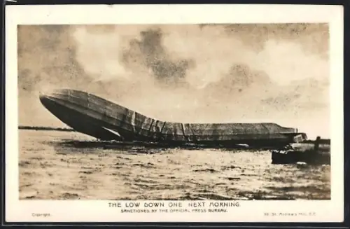 AK Abgeschossener deutscher Zeppelin niedergegangen auf der Wasseroberfläche