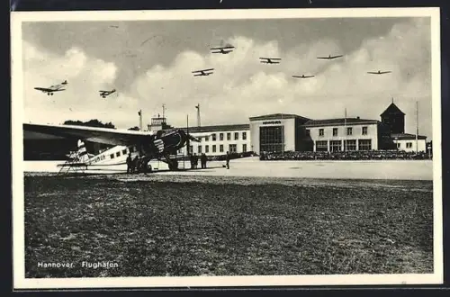 AK Hannover, Flughafen mit gelandetem Flugzeug der Lufthansa