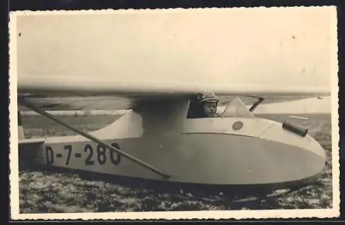 Foto-AK Segelflugzeug mit Kennung D-7-280 mit Pilot auf dem Flugfeld