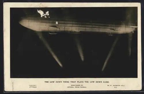 AK Deutscher Zeppelin wird von Suchscheinwerfern erfasst