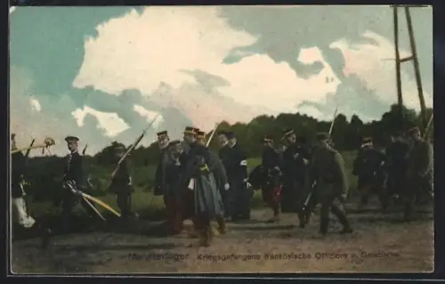 AK französische Kriegsgefangene, POW's und Geistliche beim Marsch ins Gefangenenlager