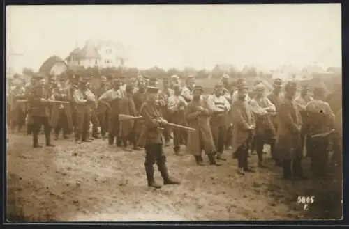 AK Gruppe französischer Kriegsgefangener