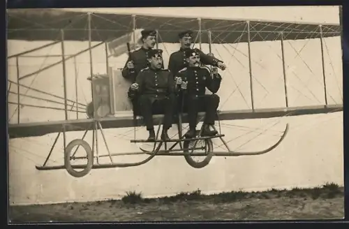 Foto-AK Soldaten auf einer Flugzeugattrappe