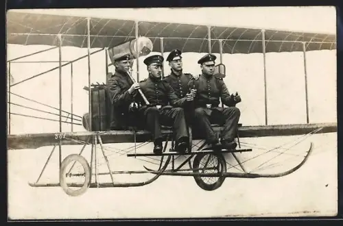 Foto-AK Soldaten auf einer Flugzeugattrappe