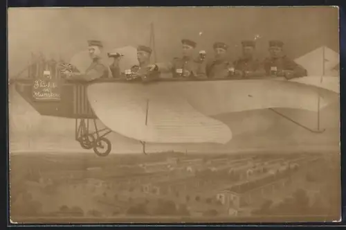 Foto-AK Munsterlager, Soldaten mit Biergläsern auf einer Flugzeugattrappe