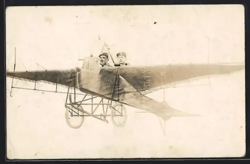 Foto-AK Zwei Soldaten in einer Flugzeugattrappe