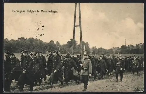 AK Marschierender Zug von Kriegsgefangenen auf einer Strasse