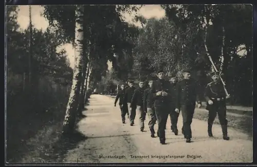 AK Transport Kriegsgefangener Belgier, Soldat in Uniform mit geschulterten Gewehr