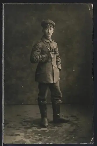 Foto-AK Soldat in Uniform mit Fernglas