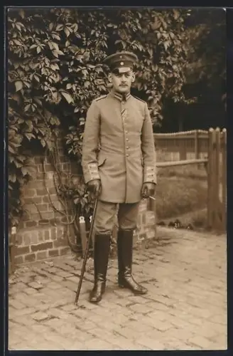 Foto-AK Soldat in Uniform mit Gehstock und Zigarette