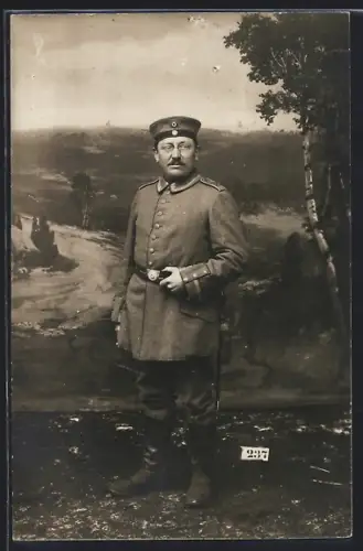 Foto-AK Soldat in Uniform mit Brille