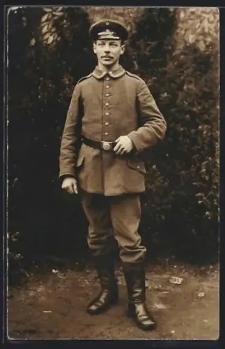 Foto-AK Soldat in Uniform vor Bäumen