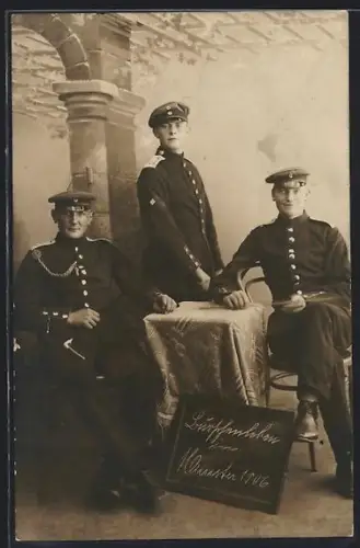 Foto-AK Munster, Drei Soldaten in Uniformen 1906