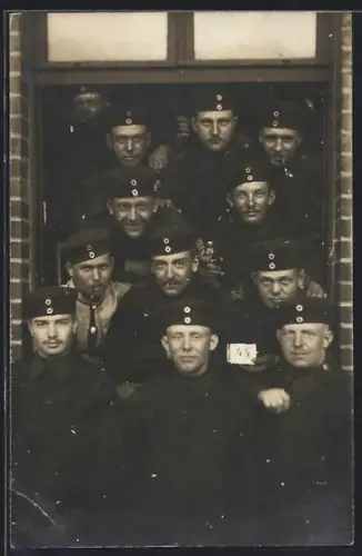 Foto-AK Gruppenbild von Soldaten