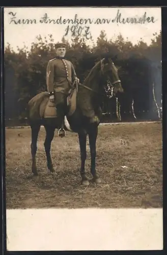 Foto-AK Munster, Soldat in Uniform zu Pferd 1907