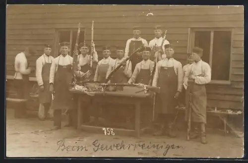 AK Munster, Soldaten der Infanterie beim Gewehrreinigen