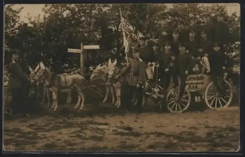 Foto-AK Gruppe Soldaten in Uniformen mit Reichskriegsflagge auf einem Eselkarren