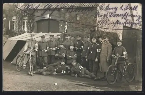 Foto-AK Soldaten in Uniformen mit Rotes Kreuz Armbinden und Fahrrädern