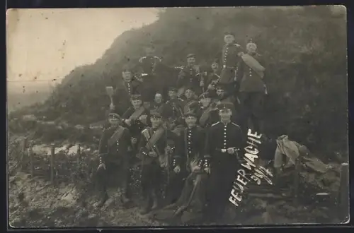 Foto-AK Soldaten der Feuerwache in Uniformen