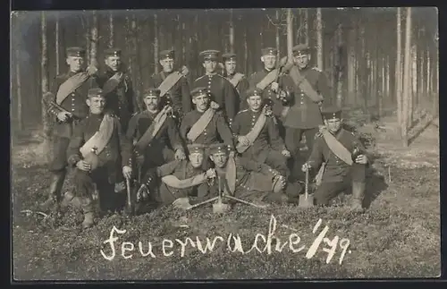 Foto-AK Soldaten der Feuerwache mit Schaufeln und Flaschen