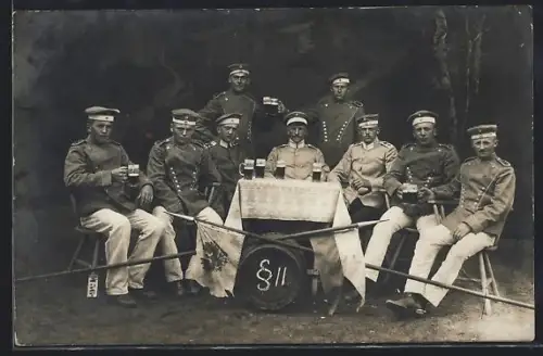 Foto-AK Soldaten der Kavallerie um einem Tisch sitzend