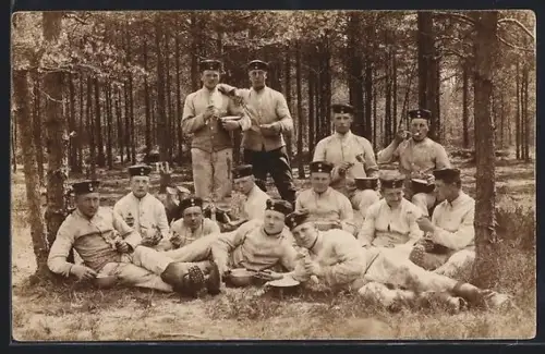 Foto-AK Gruppenbild von Soldaten beim Essen im Wald