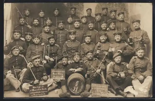 Foto-AK Soldaten der Artillerie in Uniformen, Gruppenbild von der Reserveübung 1912